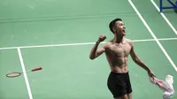 Pebulutangkis Indonesia, Jonatan Christie, melakukan selebrasi usai menaklukkan wakil China Taipei, Chou Tien Chen, pada final tunggal putra bulutangkis di Istora Senayan, Selasa (28/8/2018). Jonatan menang 21-18, 20-22, 21-15. (Bola.com/Peksi Cahyo)