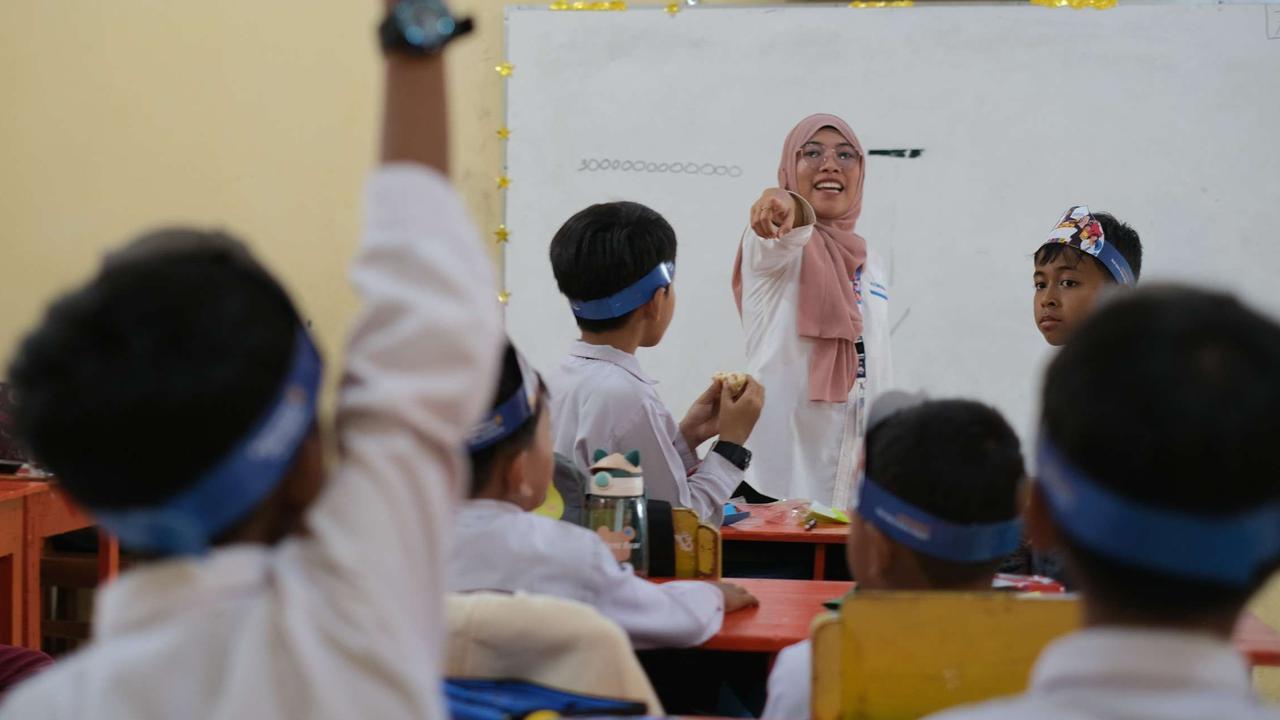 Apa Itu Guru Honorer? Kenali Tugas, Gaji, dan Perbedaannya dengan PNS