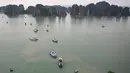 Kapal-kapal wisata berlayar di perairan Ha Long Bay, Provinsi Quang Ninh, Vietnam, Jumat (10/5/2019). Pulau-pulau di kawasan Ha Long Bay membentuk gumpalan batuan kapur putih nan indah dan menakjubkan. (Manan VATSYAYANA/AFP)