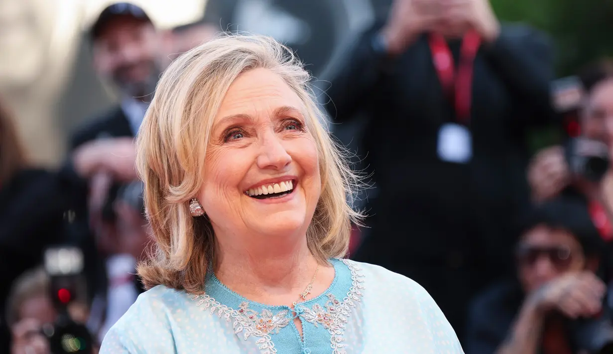 Hillary Clinton berpose untuk fotografer setibanya pada pemutaran perdana film 'White Noise' dan upacara pembukaan Venice Film Festival ke-79 di Venesia, Italia, 31 Agustus 2022. Senyum lebar terpancar dari Hillary saat melintasi karpet merah. (Photo by Joel C Ryan/Invision/AP)