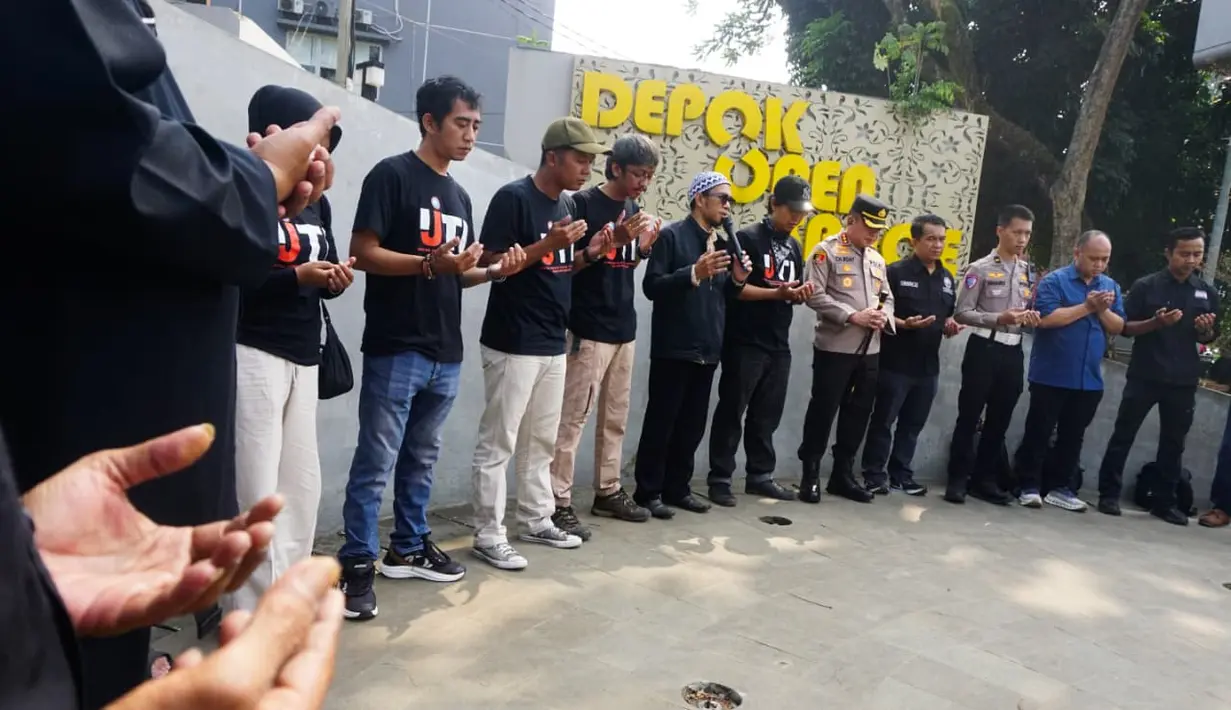 Suasana doa bersama wartawan untuk lima jurnalis yang hilang kontak saat meliput erupsi Gunung Anak Krakatau di Depok Open Space, Depok, Jawa Barat, Kamis (10/9/2026). Kegiatan tersebut digelar sebagai bentuk dukungan terhadap proses pencarian kelima jurnalis. (KLY/Budy Santoso)