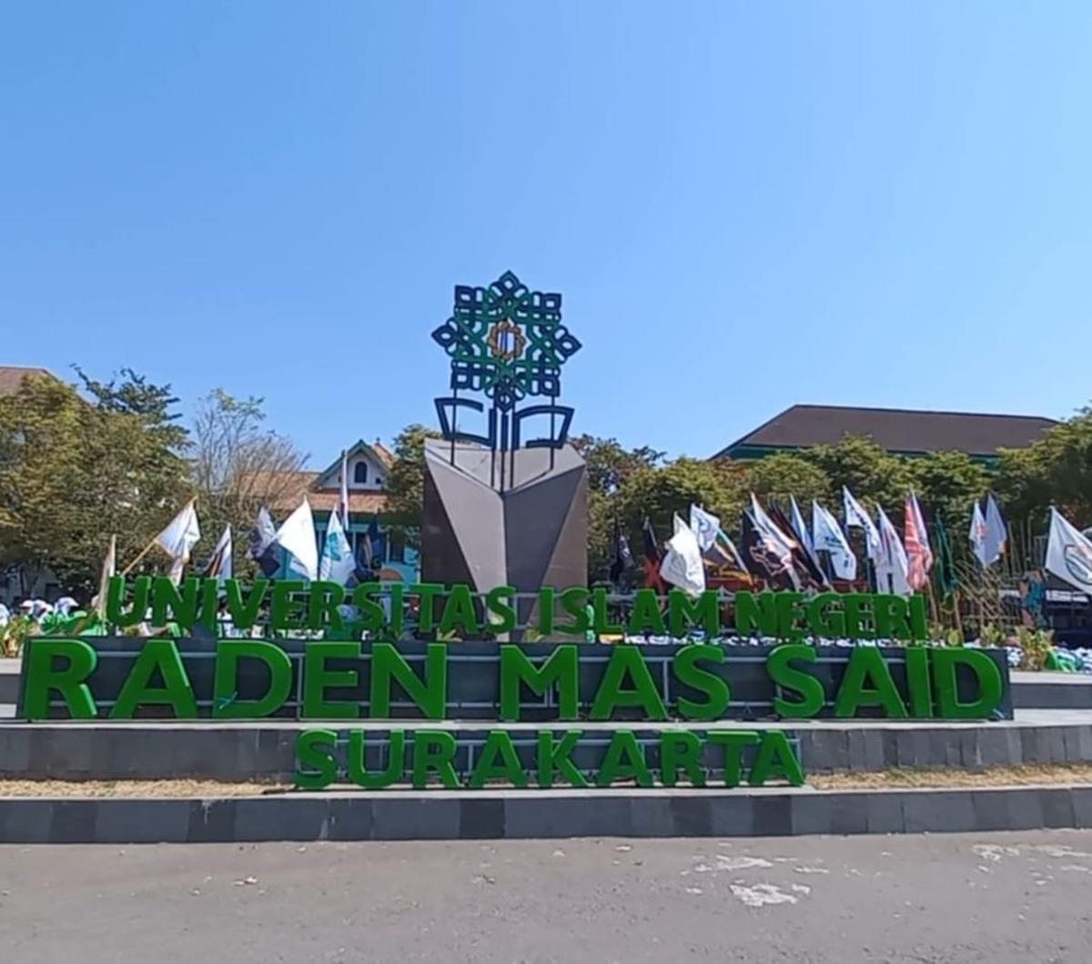 "Jadi, kemudian ramai karena ibaratnya mahasiswa ini merasa kok kita malah diajari untuk konsumtif, berhutang kan itu ibaratnya," ungkap Kiki.