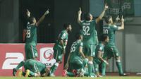 Para pemain PSS Sleman merayakan gol yang dicetak Cristian Gonzales ke gawang Semen Padang pada laga Liga 2 di Stadion Pakansari, Jawa Barat, Selasa (4/12). PSS menang 2-0 atas Semen Padang. (Bola.com/M. Iqbal Ichsan)