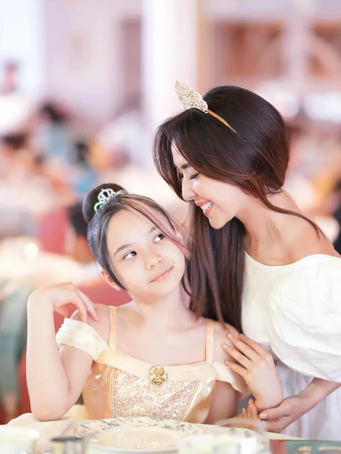 Potret Cantik Gempita Nora Anak Gisella Anastasia Jadi Princess Belle Saat Liburan di Disney Cruise Adventure