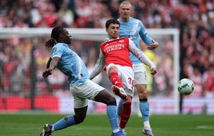 Jeremy Doku berduel dengan Martin Zubimendi  dalam laga final Piala Liga Inggris antara Arsenal vs Manchester City di Wembley Stadium, 23 Maret 2026. (AP Photo/Richard Pelham)