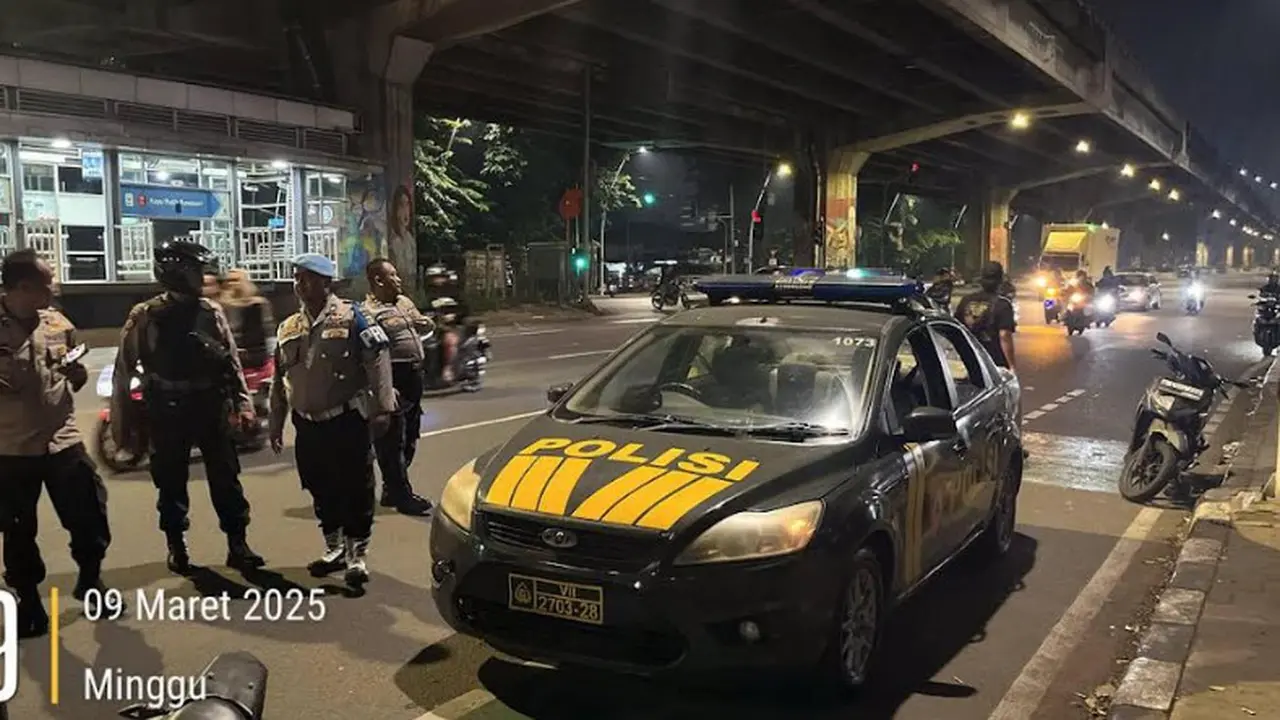 Tim Patroli Perintis Presisi Polres Metro Jakarta Pusat menangkap tujuh pemuda yang diduga melakukan balap liar di Jalan Jenderal A Yani, Cempaka Putih, Jakarta Pusat, Minggu (9/3/2025).