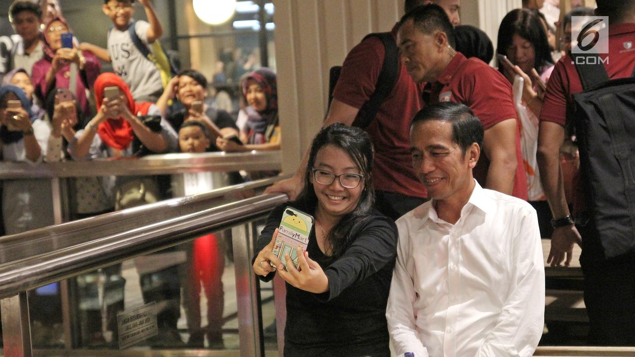 Setelah Makan Siang di Mal, Jokowi Pulang Naik MRT
