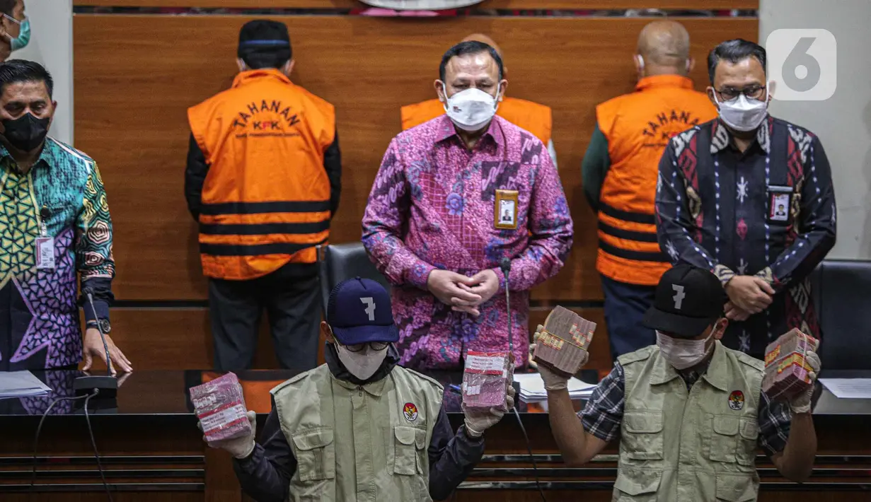 Ketua KPK Firli Bahuri bersama petugas menunjukan barang bukti hasil OTT  tersangka Walikota Rahmat Effendi dengan sejumlah tersangka di Gedung KPK, Jakarta, Kamis (6/1/2022). Rahmat Effendi menerima uang tersebut dari pengadaan barang dan jasa serta lelang jabatan. (Liputan6.com/Faizal Fanani)