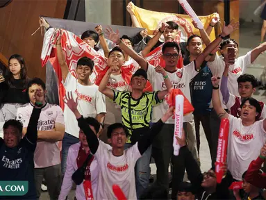 Suporter yang berasal dari Arsenal Indonesia Supporter (AIS) saat menghadiri acara Roaring Night Nobar Arsenal versus Wolverhampton Wanderers di Pasren Asthana, Ampera, Jakarta Selatan, Sabtu (2/12/2023) malam WIB. (Bola.com/M Iqbal Ichsan)