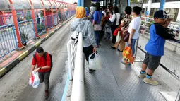 Sejumlah calon penumpang menunggu bus Transjakarta di Halte Terminal Blok M, Jakarta, Senin (12/6). Selain itu, pelayanan Transjakarta yang terhenti membuat penumpang di halte transit menjadi telantar. (Liputan6.com/Johan Tallo)