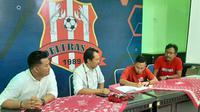 Rendi Irwan saat penandatanganan kontrak bersama Deltras FC untuk Liga 2 2022. (Bola.com/Aditya Wany)