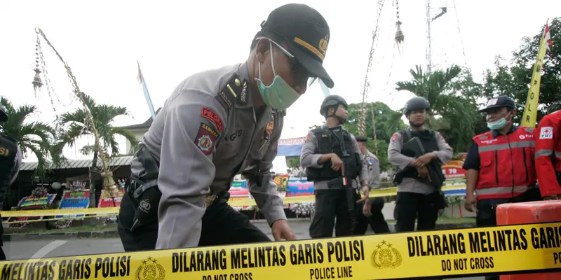 20160705-Lokasi Bom Bunuh Diri di Polresta Surakarta Dipasang Garis Polisi-Solo