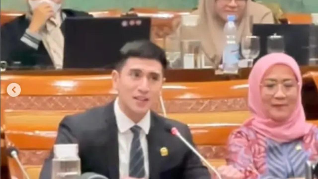 6 Potret Verrell Bramasta di Komisi X DPR RI, Public Speaking ketika Rapat Dipuji
