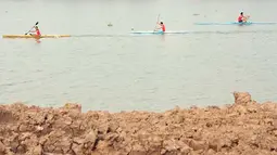 Pedayung melakukan uji coba arena dayung di sekitar Situ Cipule, Kecamatan Ciampel, Karawang, Jabar, yang akan menjadi tempat perlombaan dayung pada SEA Games 2011. (Antara).