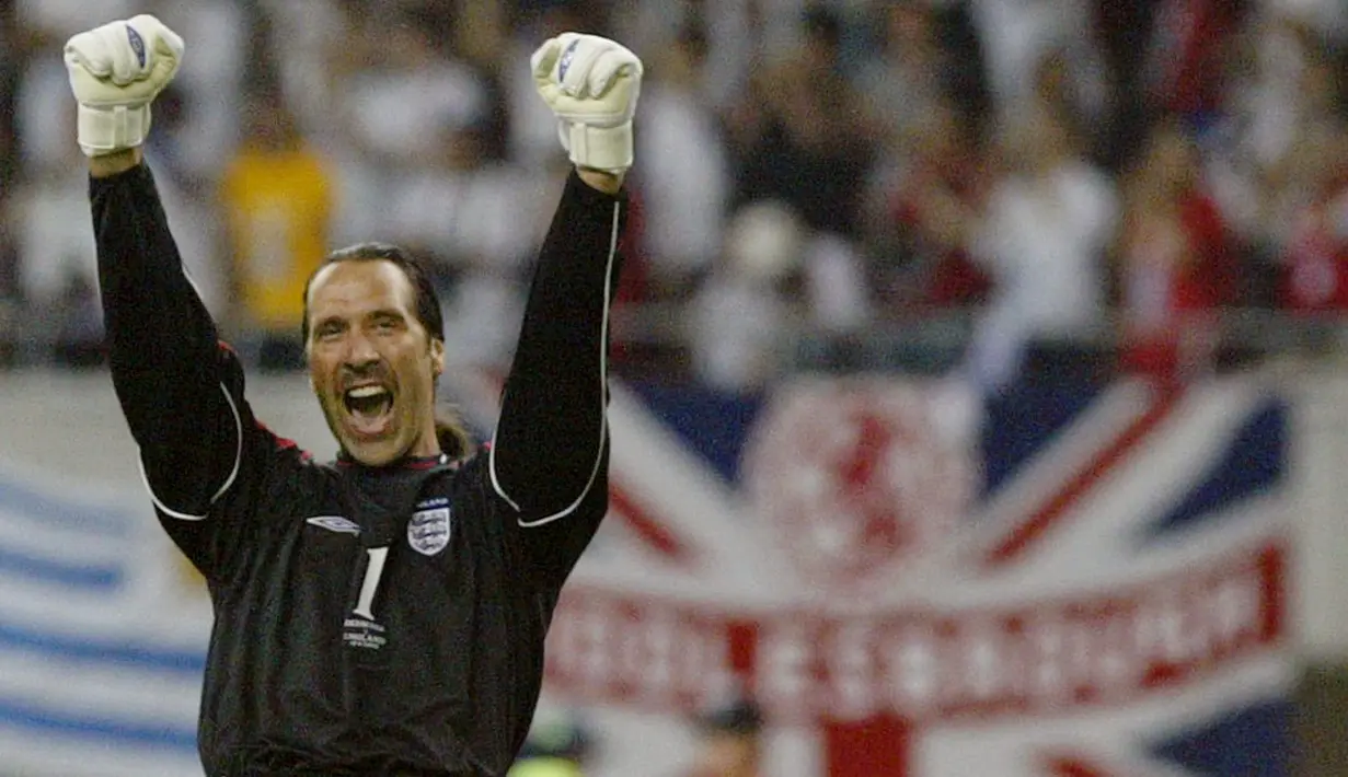 David Seaman merupakan kiper andalan Arsene Wenger ketika menukangi Arsenal. Ia juga berjasa atas dua gelar Liga Inggris. Tercatat, ada 141 clean sheets selama membela The Gunners. Tak hanya itu, Seaman juga berhasil membuat 4 assist di Liga Inggris. (AFP/Daniel Garcia)