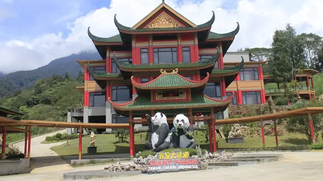 Dua patung Giant Panda terpajang di depan pintu masuk kandang Cai Tao dan Hu Chun (Dokumentasi/Kementerian Lingkungan Hidup dan Kehutanan RI)