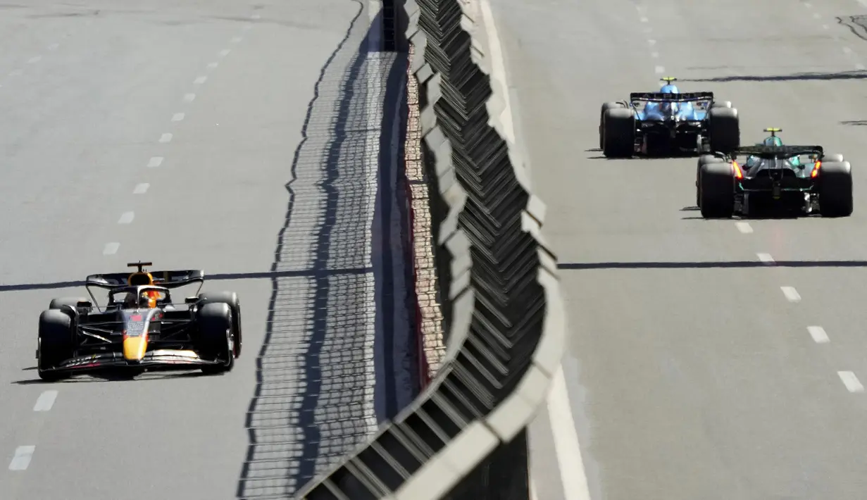 Pembalap Red Bull Max Verstappen (kiri) mengemudikan mobilnya pada F1 GP Azerbaijan 2022 di Sirkuit Baku, Baku, Azerbaijan, 12 Juni 2022. Max Verstappen juara pertama diikuti Sergio Perez dan George Russell. (AP Photo/Sergei Grits)