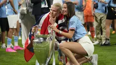 Manchester City sukses menjadi juara baru Liga Champions, tepatnya menjadi tim ke-23 sepanjang sejarah setelah menaklukkan Inter Milan 1-0 pada laga final musim 2022/2023 di Ataturk Olympic Stadium, Istanbul, Minggu (11/6/2023) dini hari WIB. Keberhasilan Man City meraih trofi yang juga dikenal dengan "Si Kuping Besar" tentu saja sangat berkesan karena melengkapi raihan Treble Winners musim 2022/2023, menjadi klub kedua di Liga Inggris yang melakukannya setelah Manchester United pada 1998/1999. Berikut momen-momen selebrasi skuad The Citizens dengan trofi yang menjadi lambang kesuksesan tim-tim terbaik di Benua Biru. (AP Photo/Francisco Seco)