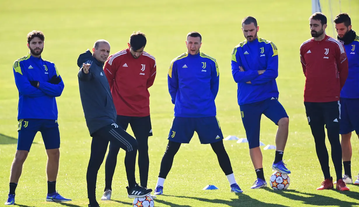 Para pemain Juventus mendengarkan instruksi pelatih Massimiliano Allegri selama sesi latihan di tempat latihan Continassa di Turin, Italia (7/12/2021). Juventus akan bertanding melawan Malmo pada Grup H Liga Champions di Allianz Stadium. (AFP/Marco Bertorello)