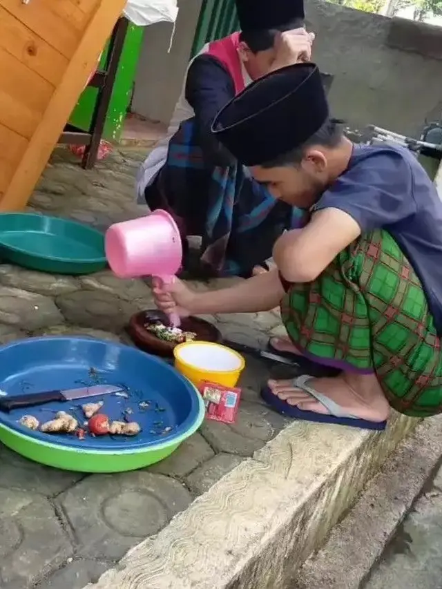 10 Potret Orang Pakai Gayung dengan Cara Nyeleneh Ini Bikin Geleng Kepala