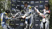 Selebrasi kemenangan di podium seusai menjalani perlombaan di Sirkuit Jeepers Kart & Pit Bike. (Yamaha MotoGP)