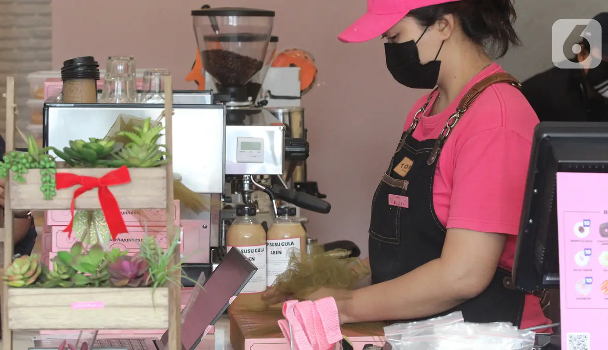 Pramuniaga menyiapkan hampers donat di salah satu outlet Tomaple di Jakarta, Sabtu (08/5/2021). Selama bulan suci Ramadan penjualan hampers Tomaple Gourmet Potato Donuts yang berdiri sejak 2019 dengan menu andalan donat kentang ini meningkat 10 persen. (Liputan6.com/HO/Tomaple)