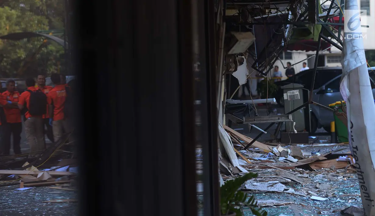 Pecahan kaca berhamburan di lokasi ledakan di kawasan ruko Grand Wijaya, Kebayoran Baru, Jakarta , Kamis (12/7). Meski tidak menyebabkan korban jiwa ledakan ini menyebabkan dua orang mengalami luka-luka.  (Merdeka.com/Imam Buhori)