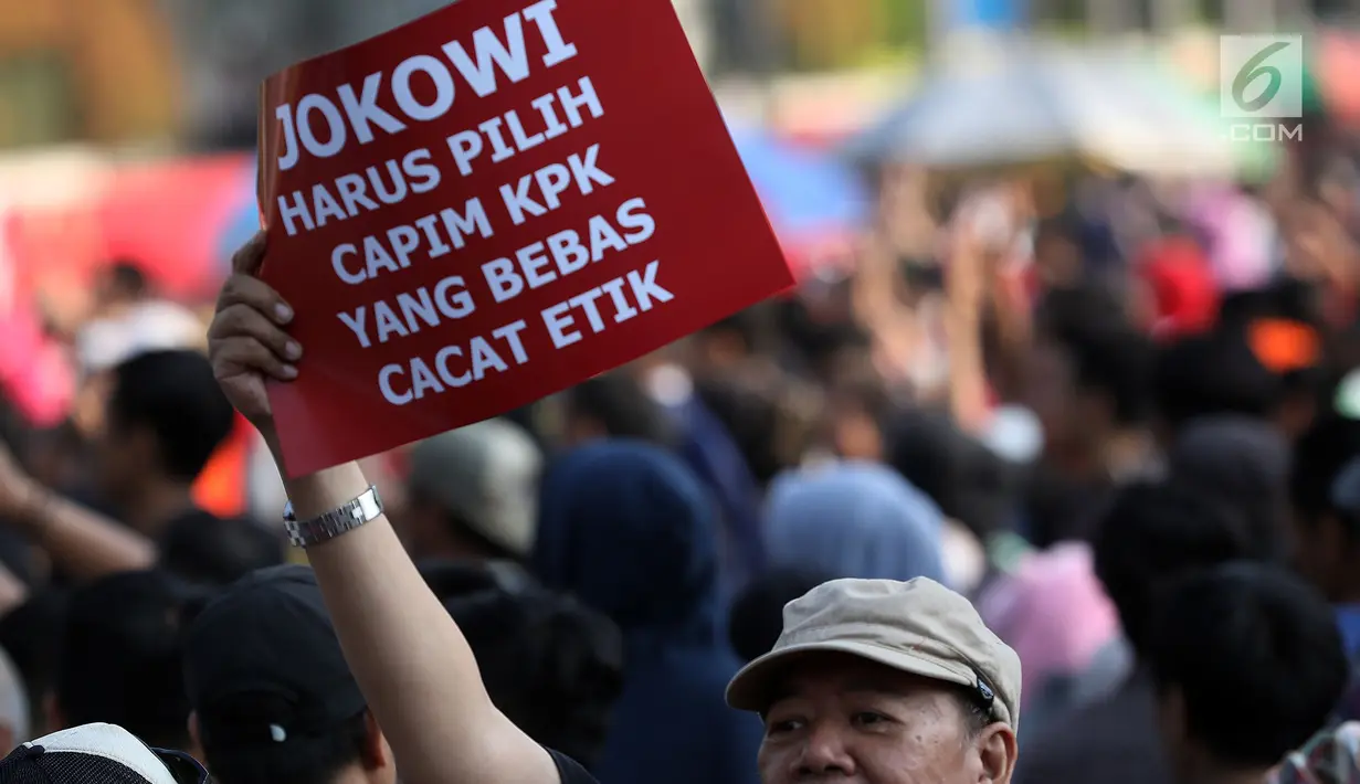 Koalisi masyarakat sipil membawa poster saat kegiatan Car Free Day di Jalan MH Thamrin, Jakarta, Minggu (1/9/2019). Aksi tersebut sebagai simbolisasi agar Presiden Jokowi mendorong Pansel Capim KPK untuk memilih kandidat yang bersih dan berani menuntaskan kasus korupsi. (Liputan6.com/Johan Tallo)