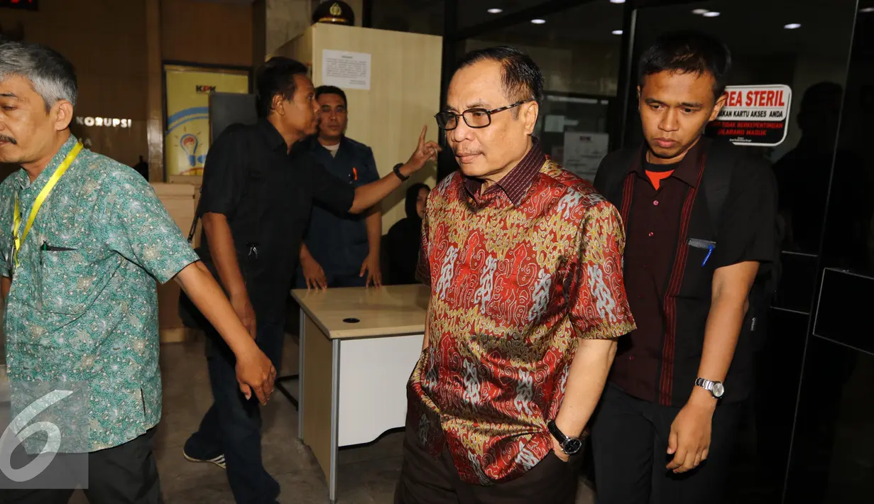 Irman diperiksa KPK dalam kasus dugaan korupsi pengadaan paket penerapan e-KTP secara nasional tahun 2011-2012, yang merugikan negara hingga Rp2 triliun, Jakarta, Rabu (12/10). (Liputan6.com/Helmi Afandi) 