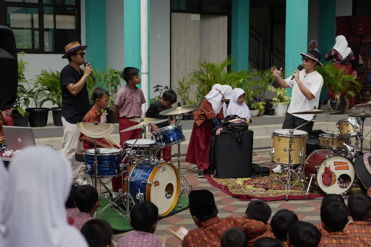 Nguber Drummer datang ke sekolah-sekolah mengenalkan alat musik drum dan profesi sebagai drummer.