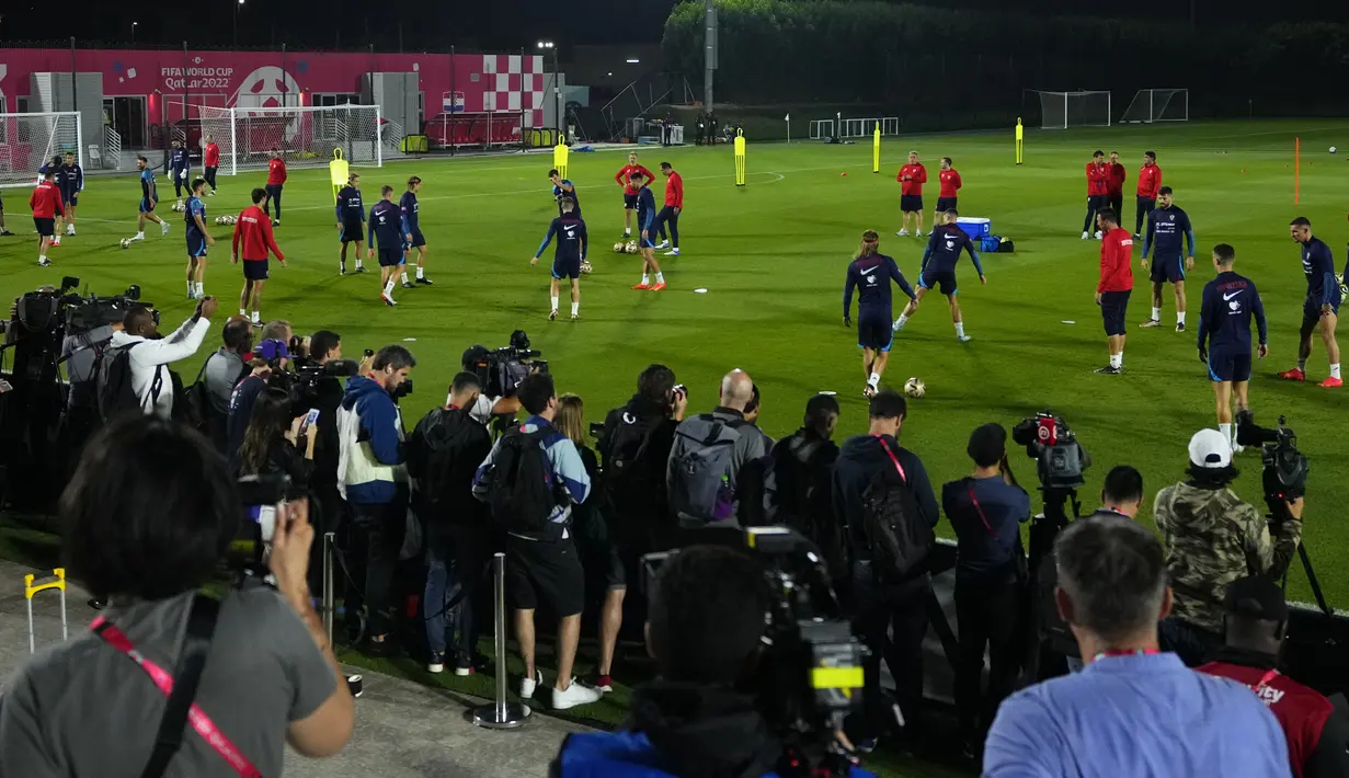 Media mengamati sesi latihan timnas Kroasia pada Piala Dunia 2022 di Doha, Minggu (11/12/2022). Kroasia dan Argentina bertemu sebanyak lima kali pada laga persahabatan dan Piala Dunia. (AP Photo/Petr David Josek)