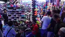 Pengunjung mencari sepatu di pusat perbelanjaan, Jakarta, Selasa (3/7). Asosiasi Persepatuan Indonesia (Asprisindo) meyakini pertumbuhan industri alas kaki lebih baik tahun ini yang didorong oleh realisasi beberapa pabrik baru. (Liputan6.com/Angga Yuniar)