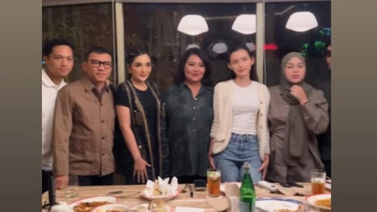 Sebelum keberangkatan, keluarga Azriel mengadakan momen makan malam bersama untuk melepas kepergian Sarah sementara waktu.<br>