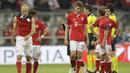 Para pemain Bayern Munchen tampak kecewa usai dikalahkan Real Madrid.  Langkah Bayern Munchen untuk lolos semakin berat karena harus melakoni laga leg kedua di Santiago Bernabeu. (AP/Matthias Schrader)