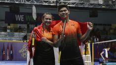 Ganda campuran, Praveen Jordan / Melati Daeva, merayakan kemenangan atas ganda Malaysia, Goh Soon Huat / Lai Shevon pada laga final SEA Games 2019 di Multinlupa Sports Complex, Senin (9/12). Praveen / Melati menang 21-19, 12-21 dan 23-21. (Bola.com/M Iqbal Ichsan)