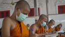 Sejumlah Biksu Buddha memakai masker untuk membantu melindungi diri dari virus corona, mengikuti tes bahasa Pali liturgi di Wat Molilokayaram di Bangkok, Thailand, Kamis (20/1/2022). (AP Photo/Sakchai Lalit)
