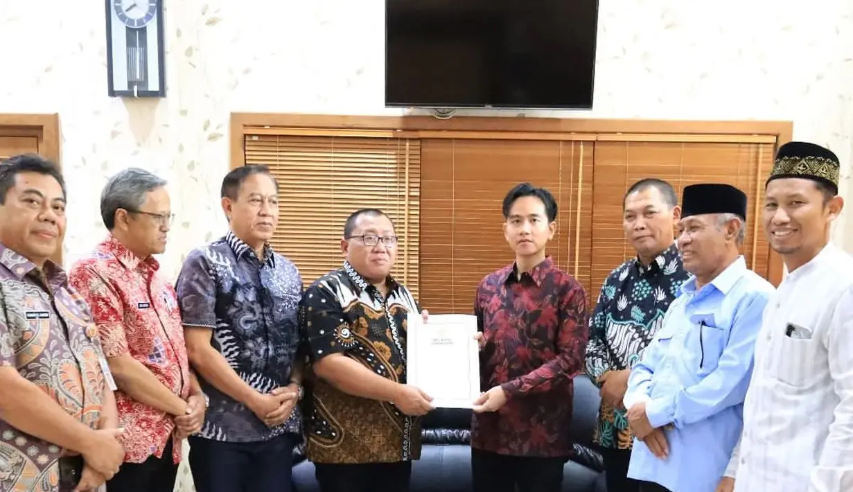 Penampilan Gibran Rakabuming saat menyerahkan surat pengunduran diri, juga menarik perhatian. [Foto: Instagram/dprdkotasurakarta]