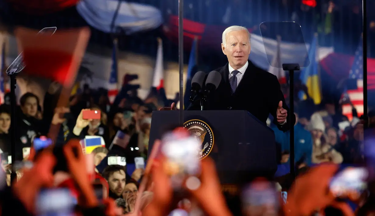 Presiden Amerika Serikat Joe Biden menyampaikan pidato yang menandai peringatan satu tahun invasi Rusia ke Ukraina di Royal Castle Gardens, Warsawa, Polandia, 21 Februari 2023. "Nafsu Presiden Putin akan tanah dan kekuasaan akan gagal," kata Biden. (AP Photo/Michal Dyjuk)