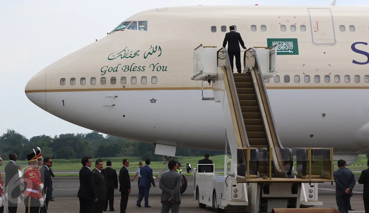 Petugas berjaga didepan pintu pesawat kerajaan yang membawa Raja Arab Saudi Salman bin Abdulaziz al-Saud tiba di Bandara Halim Perdanakusuma, Rabu (3/1). (Liputan6.com/Fery Pradolo)