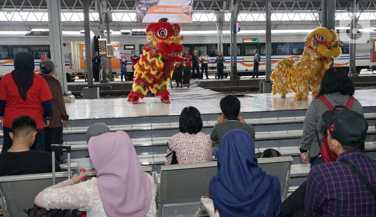 Atraksi barongsai menghibur penumpang di Stasiun Tawang, Semarang, Jawa Tengah, Sabtu (25/1/2020). Atraksi barongsai dari Putra Mataram menghibur para pengguna jasa kereta api dalam memeriahkan perayaan Tahun Baru Imlek 2571. (Liputan6.com/Gholib)