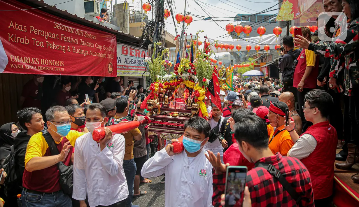Warga keturunan Tionghoa mengarak joli atau tandu dalam Festival Cap Go Meh 2023 di kawasan Glodok, Jakarta, Minggu (5/2/2023). Sebanyak 23 joli atau tandu diarak keliling sebagai penutup rangkaian perayaan Tahun Baru Imlek yang dilaksanakan pada tanggal ke-15 bulan pertama penanggalan Tionghoa. (Liputan6.com/Faizal Fanani)