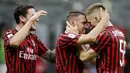 Para pemain AC Milan merayakan gol yang dicetak oleh Ismael Bennacer ke gawang Bologna pada laga Serie A di Stadion San Siro, Sabtu (18/7/2020). AC Milan menang dengan 5-1 atas Bologna. (AP/Luca Bruno)