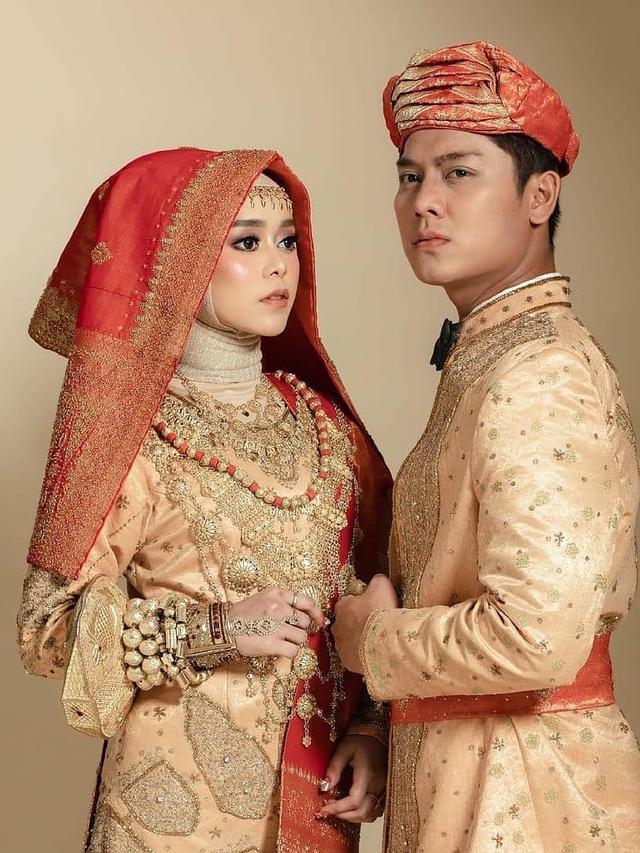 Lesti Kejora dan Rizky Billar mengenakan busana adat Minang. (Instagram @ayah_kejora)