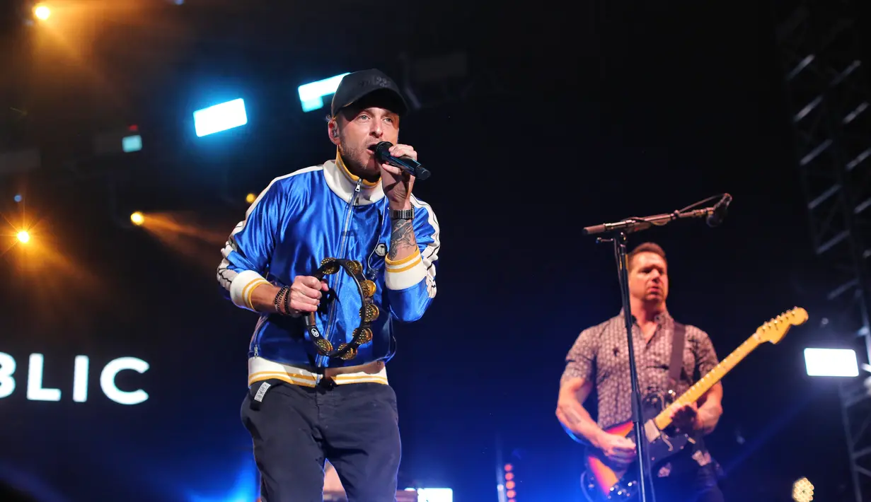 Good Life, Rescue Me dan Love Runs Out jadi tiga dari list lagu yang dibawakan One Republic di Jakarta. [Adrian Putra/Fimela.com]