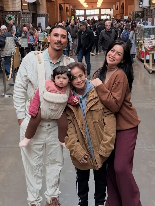 Jessica juga mengenakan inner turtleneck coklat senada dengan outer top lengan panjang dipadukan celana panjang ungu model flare.  [@inijedar]