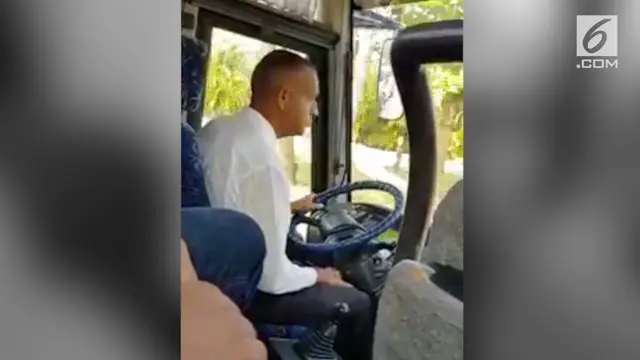 Seorang sopir punya gaya unik saat memindahkan persneling busnya. Tingkahnya pun jadi perbincangan warganet.