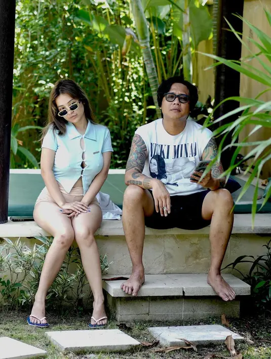 Ia pergi ke Bali untuk liburan bersama Cupi Cupita, yang dikenal sebagai penyanyi dangdut. [Instagram.com/pergijauh]