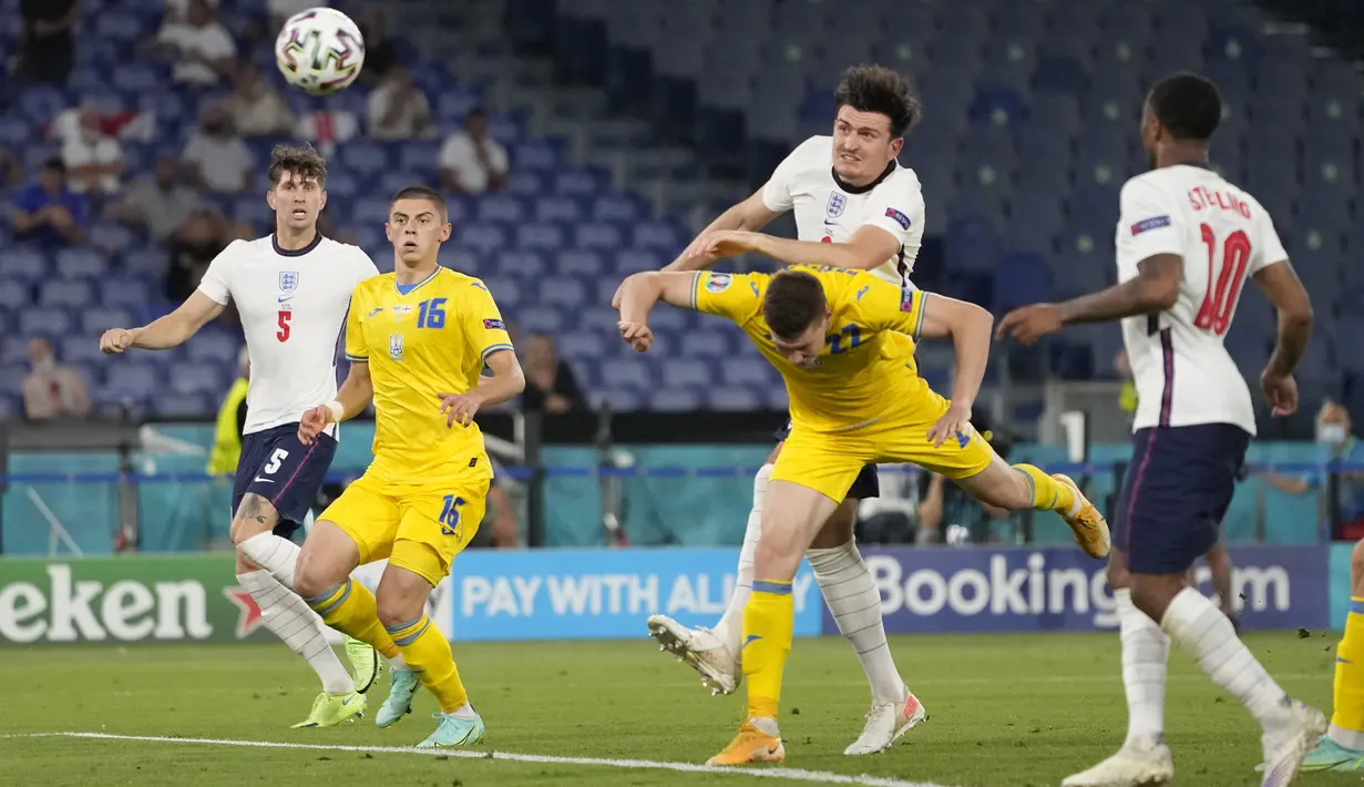 Gelandang timnas Inggris, Harry Maguire (tengah atas) mencetak gol kedua timnya ke gawang Ukraina pada perempat final Euro 2020 di Stadion Olimpiade, Roma, Italia, Minggu (4/7/2021) dini hari WIB. Inggris lolos ke semifinal usai menang 4-0 atas Ukraina. (AP Photo/Alessandra Tarantino, Pool)