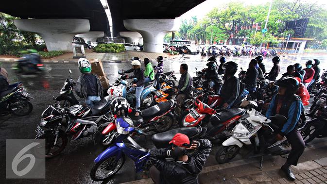 Bikers Parkir di Kolong Jembatan Saat Hujan akan Ditilang 