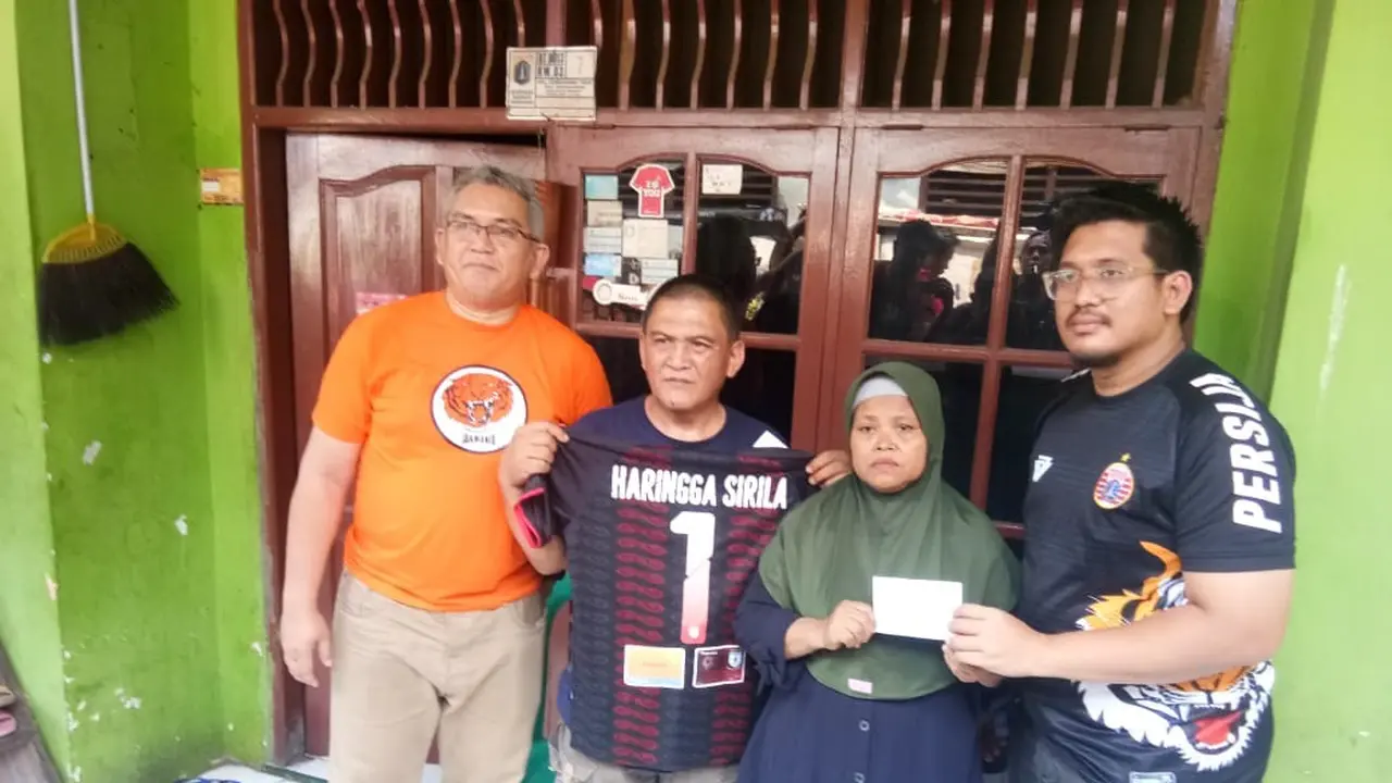The Jakmania menyambangi keluarga Haringga Sirla